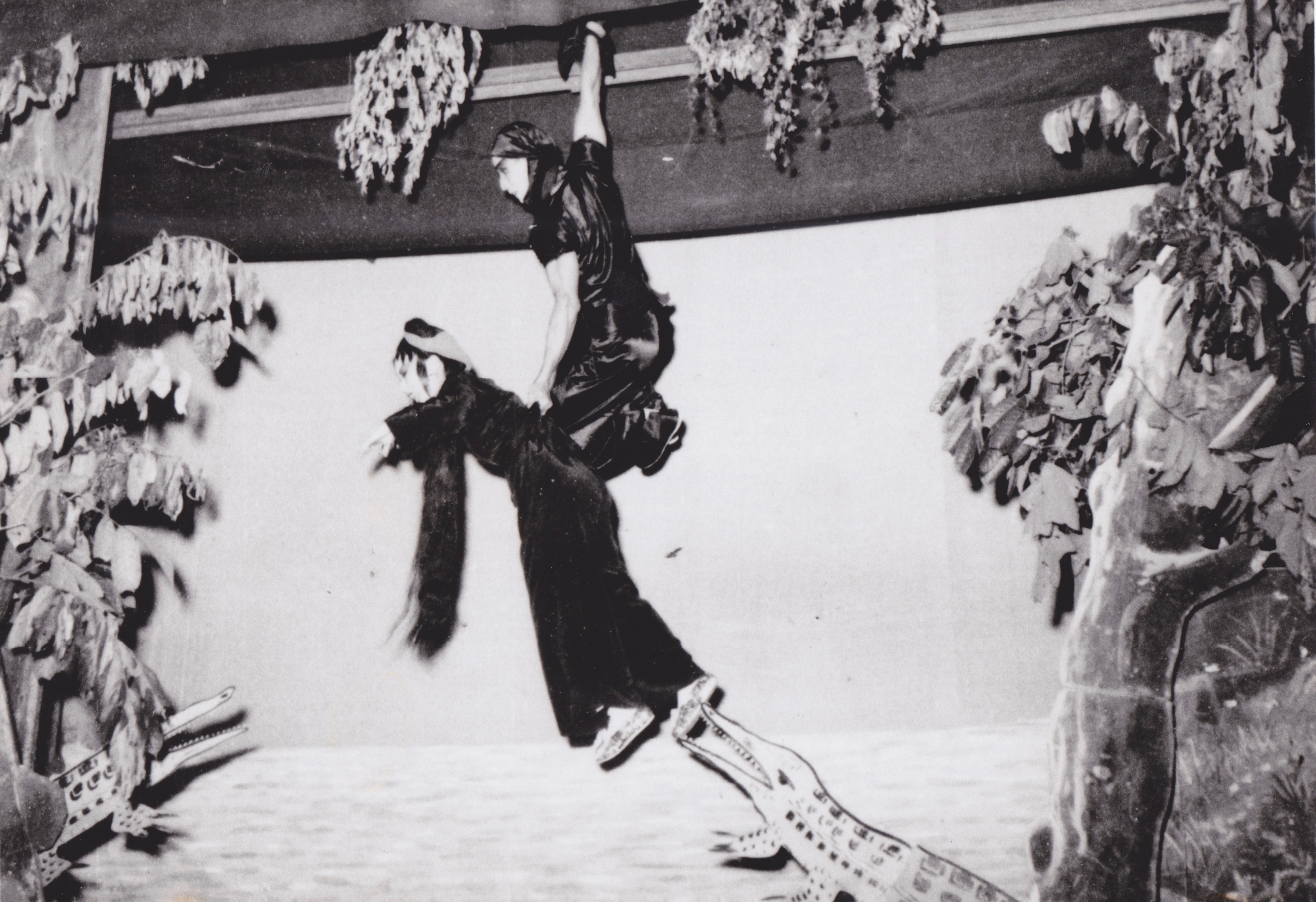 粵劇《海底霸王》自1930年代已上演，關德興施展單手掛橫樑，單手揪起女花旦的神力。此照片攝於四十年代。
